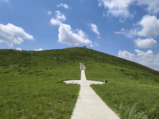 去北极村第四站——东乌。走99号公路我们去爬瞭望山。