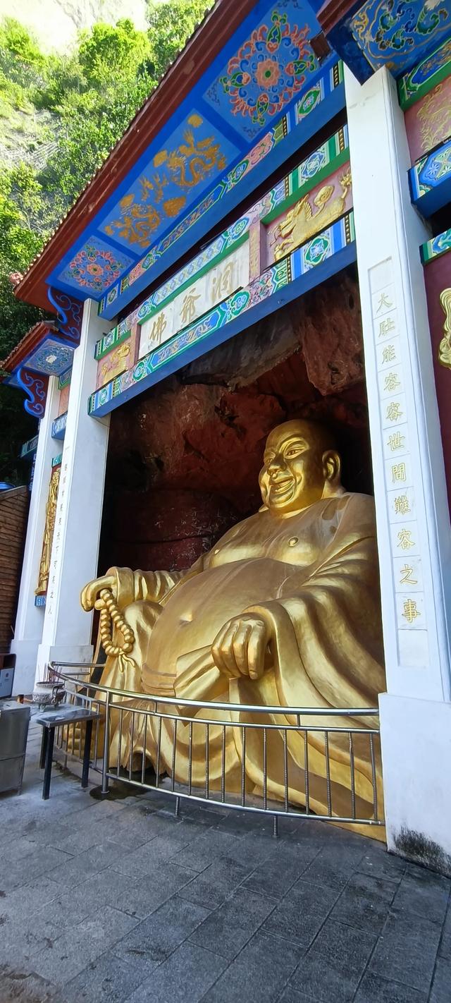 两山相对出，孤峰绕白云