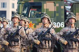 解放军新一代机枪悄然亮相，比81式步枪还短，能保证威力吗？图片