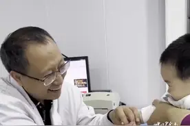 医生甜言蜜语哄萌娃扎针 网友：宝宝在一句句赞美声中迷失自我图片