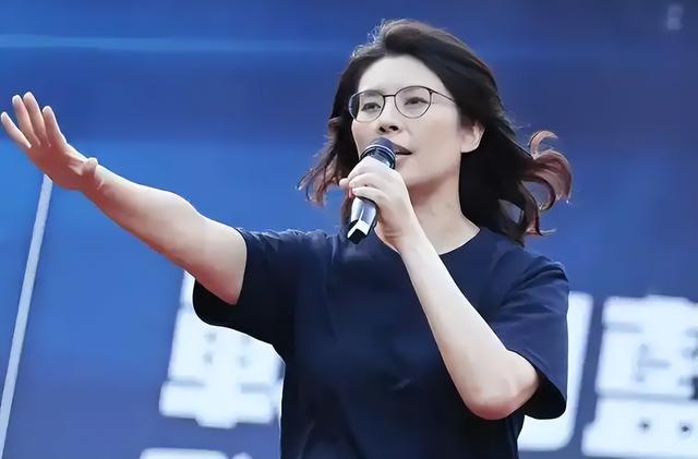 郑丽文不装了？国台办回应武统后，郑丽文宣称：绝不放弃武力保台