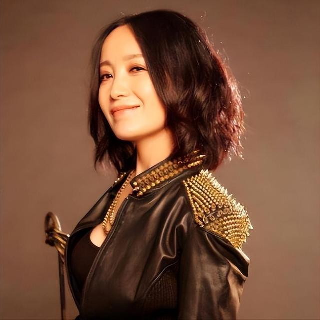 她连上5次春晚，私下却和恩师同居怀孕被骗流产，今57岁依然单身