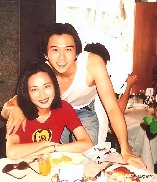 演员温兆伦现状：定居北京，61岁不显老依然帅气，10岁女儿很漂亮
