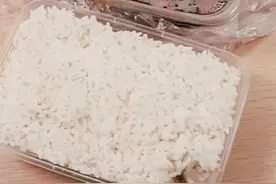 为什么点外卖的时候总发现米饭的一角有一个洞，网友的评论亮了图片