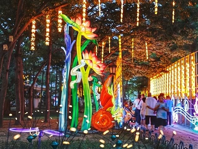 2025青岛之夏灯会成市民游客追捧新景 太平山中央公园游览业态更加丰富