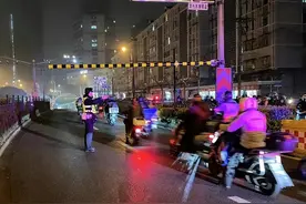 雾锁申城，黄浦江轮渡停航，视频直击上海警车押道护送非机动车过江图片