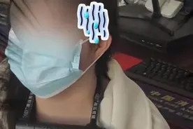 陕西咸阳：一女子好奇将U型锁戴在自己脖子上，却把自己锁住，尴尬前往消防站求助图片