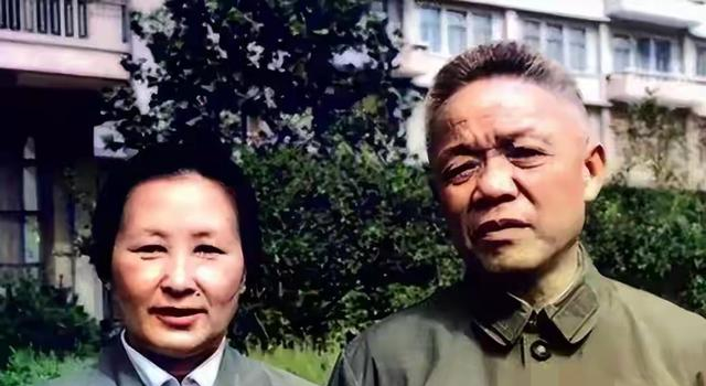 韩先楚夫人刘芷和长子韩战平珍贵的留影，一头乌黑短发，穿着简朴