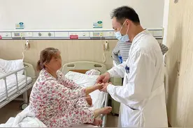 69岁太婆手臂疼痛半夜常被“麻醒”，本以为是颈椎病没想到竟是腕管综合征图片