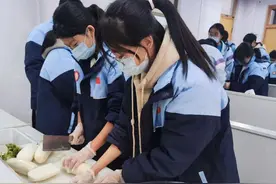 生物课怎么上？ 泰安一高中组织学生在实验室里腌泡菜图片