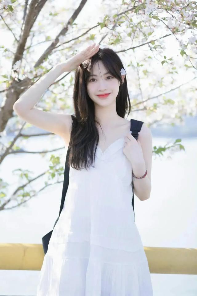 河南洛阳一校花美出圈了,五官精致,倾国倾城,美得让人移不开眼