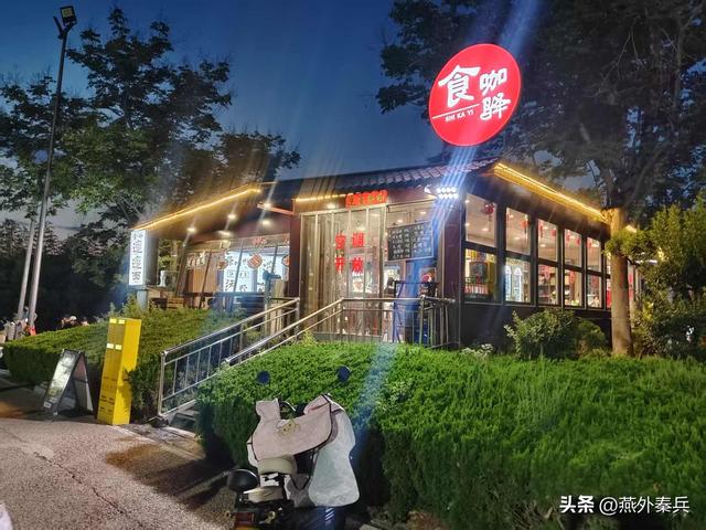 华清宫外的夜色，是文旅的尴尬，居民的闲娱，游客的懵逼