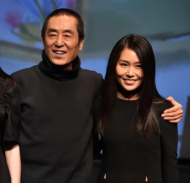 恩爱25年，75岁的张艺谋已老态尽显，比他小31岁的陈婷仍如花似玉