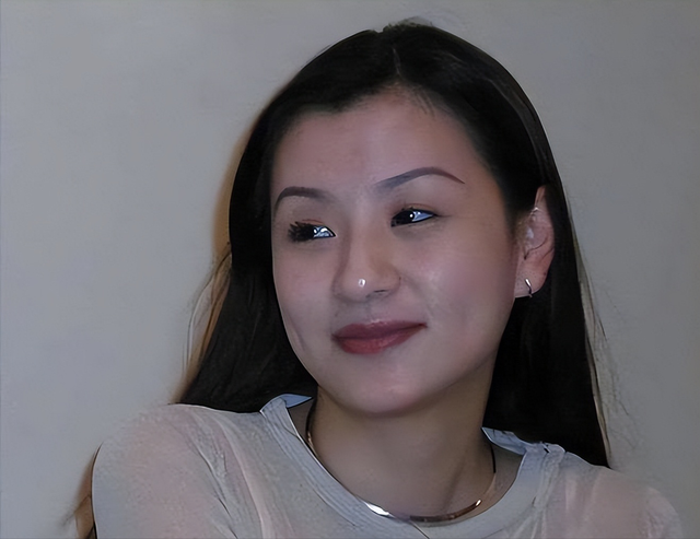 聂卫平葬礼	，长子捧遗像，两前任妻子未现身，现任兰莉娅主持现场