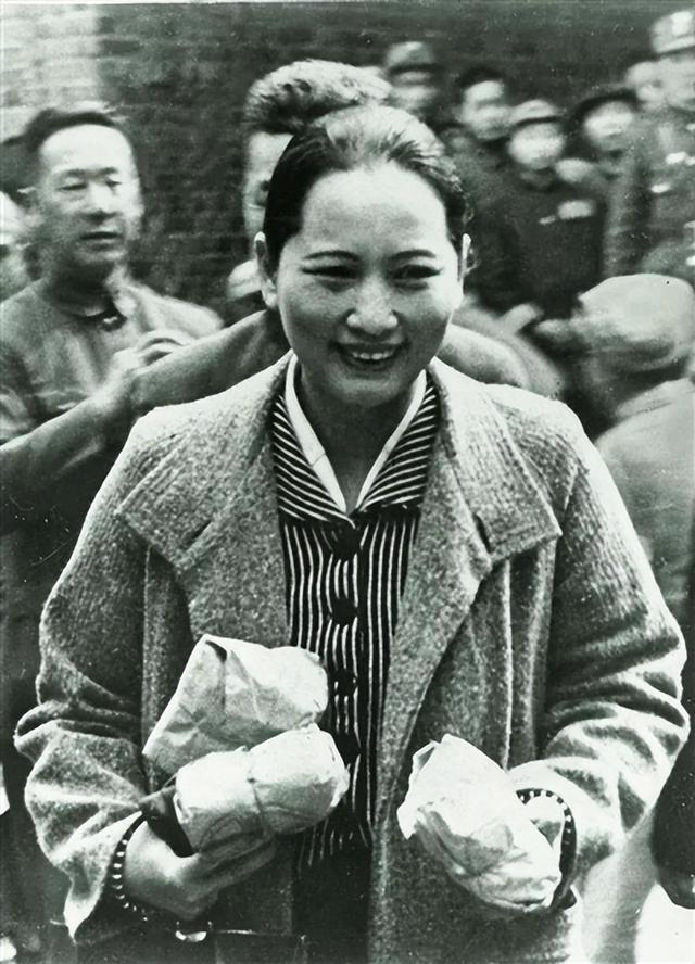 34年后才得知真相：红军快饿死时，宋庆龄偷偷当了和孙中山的家