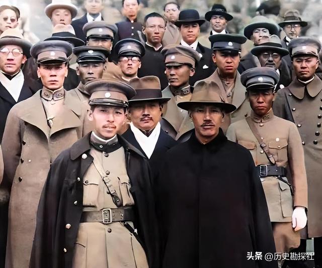 张学良和蒋中正在华山的珍贵合影，注意看两人表情，已貌合神离