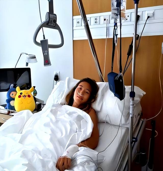 这一次被人民日报点名的郑钦文，暴露真实处境，原来李娜真没说错