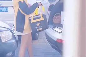 毁三观，妹子穿成这样送外卖，网友：我要点餐图片