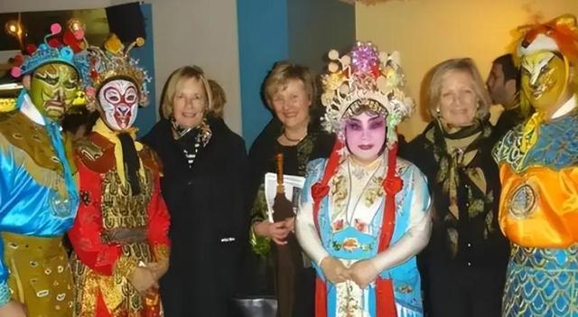 扎根美国、永不回国？带30名演员留美不归	，如今年过花甲归来