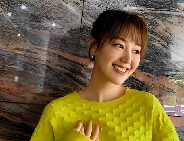 讨好大佬，陪睡上位，遭央视“开除”，她身上的标签哪个才是真的
