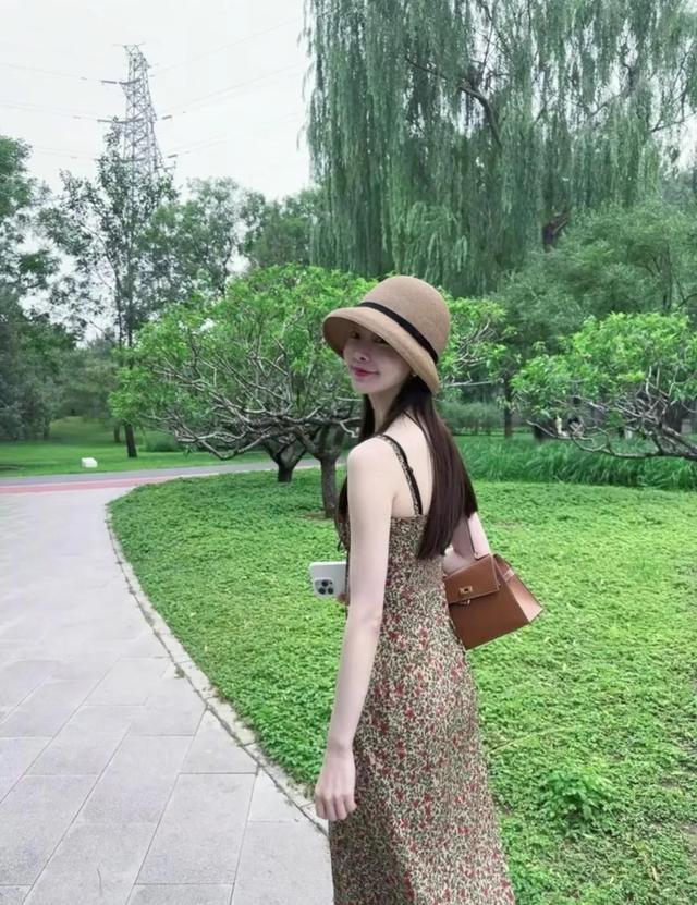 北京公园偶遇宋轶 本人又瘦又高，在人群中白到发光 这状态太绝了