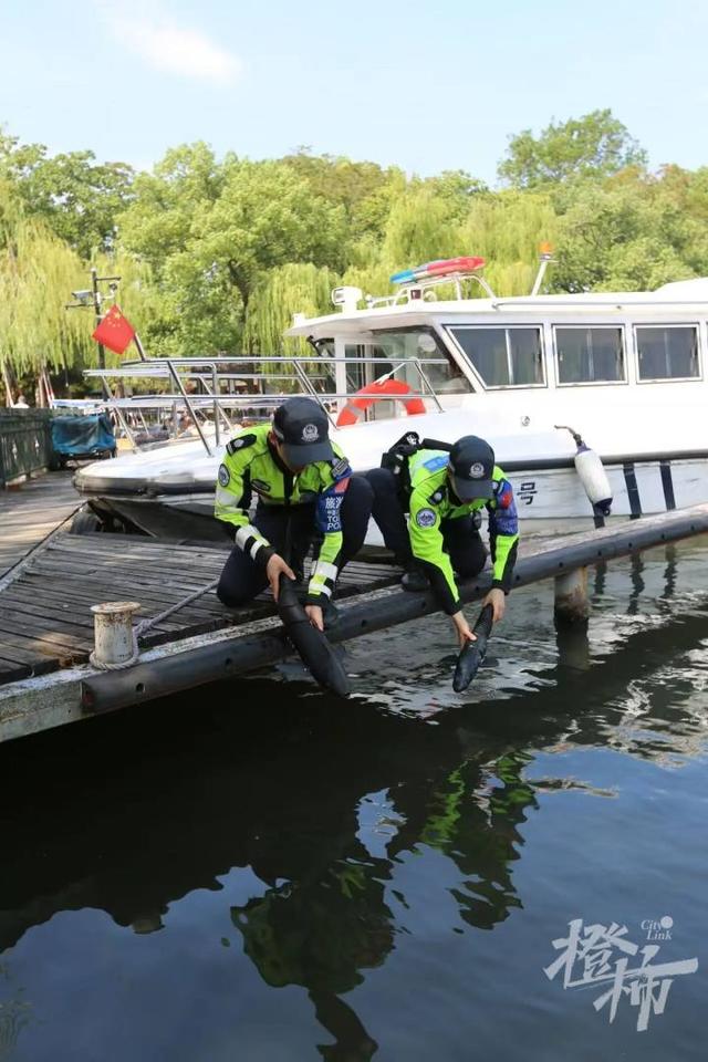 杭州西湖现仿生鲨鱼
