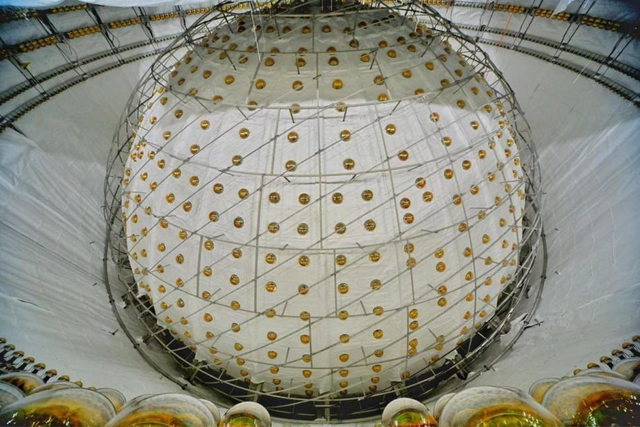 “幽灵粒子”究竟是什么？地下700米的巨型装置如何将它们捕捉？