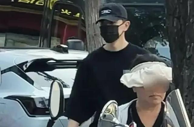 邓伦去北京寺庙祈福被偶遇，一身黑色打扮，双手放在肚子上很拘束