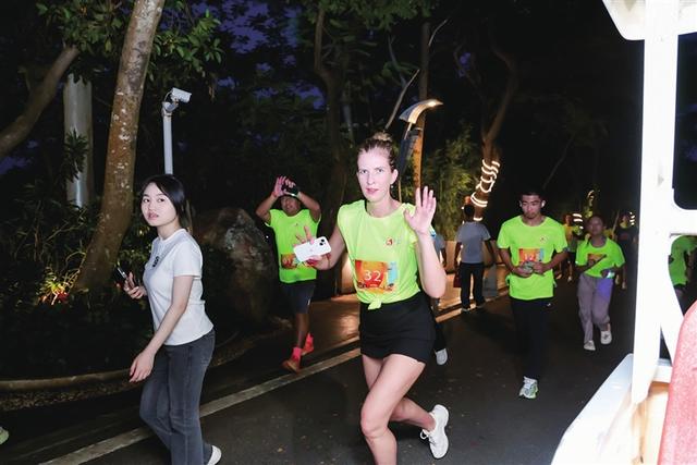 登山夜跑享清凉 夜游三亚更惬意