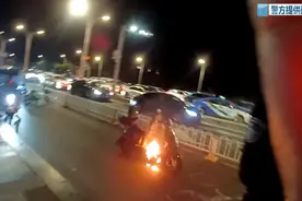 电动车突发自燃！原来是这个东西塞在了电瓶下？图片