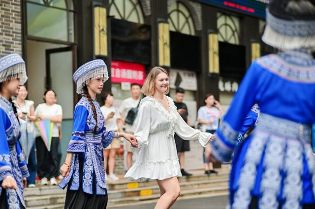“来宜泸 耍一路”！宜宾、泸州来渝广发邀请函 “房车巡游快闪”燃动山城