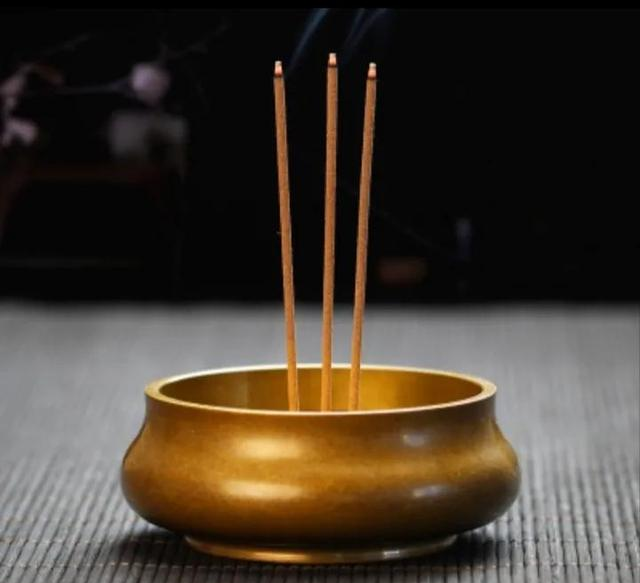 俗语“烧得香多，惹得鬼多”是什么意思？