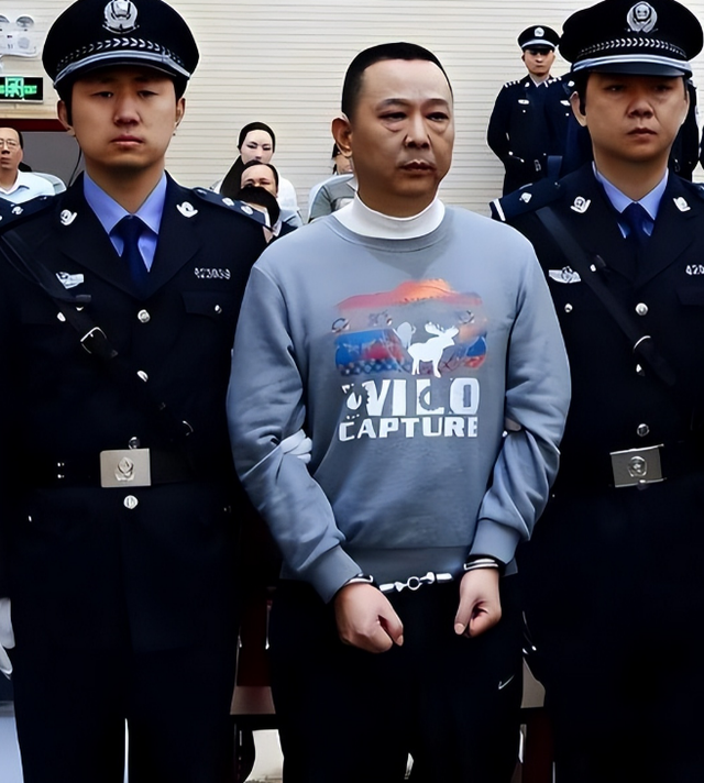 最牛黑老大！与12名女星有染，一顿饭上百万，被捕时：谁敢治我罪