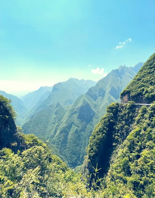 重庆冷门县城，至今没有铁路过境，被高铁遗忘，却暗藏世界级景点