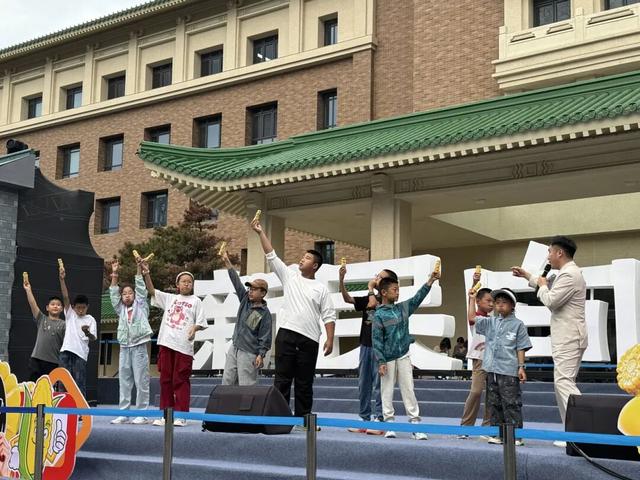 早知道在长春啃玉米会火，说啥也注意下表情管理！