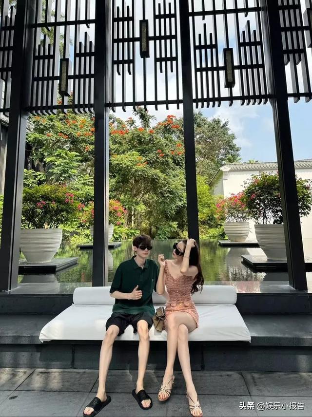 懒懒又去日本陪男友王思聪了,穿成这样,可真抗冻呀