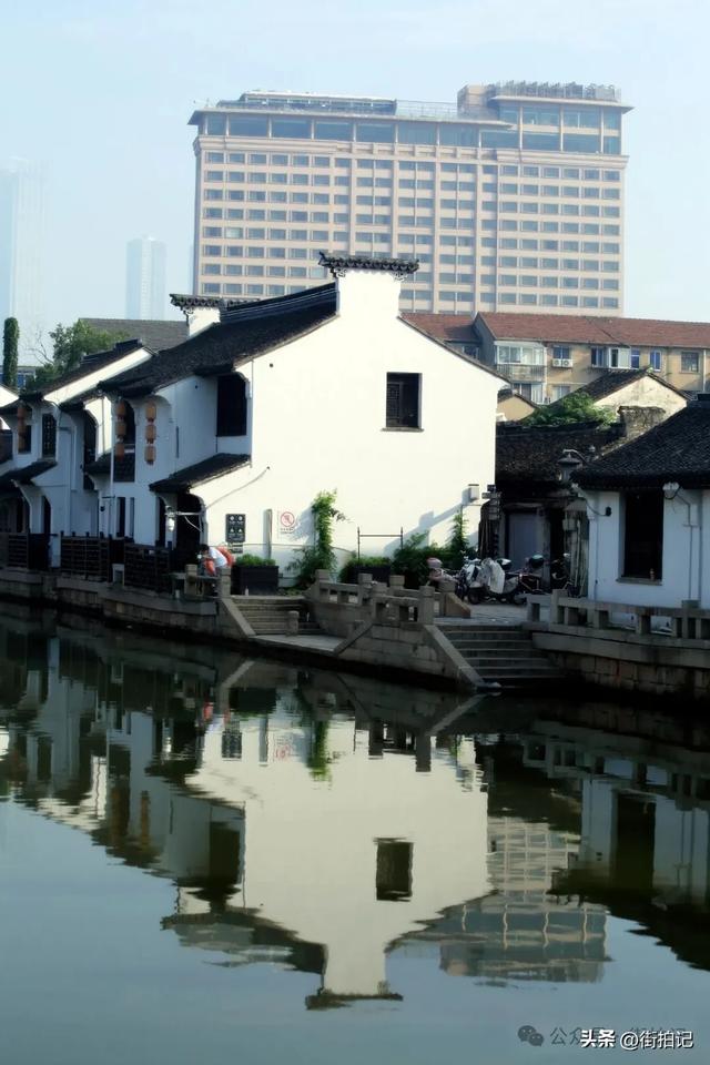 这条河边老街的“慢生活”：他们沿用数十年前的方式，一晃半生