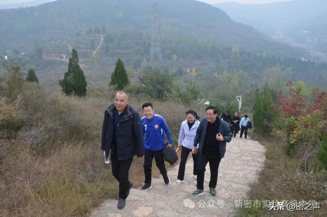 新密市实验高级中学举行重阳节登魏长城小顶山活动