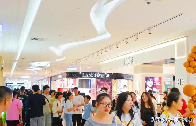 月满丽都人潮沸！万家丽中秋 “圈粉” 全球游客！