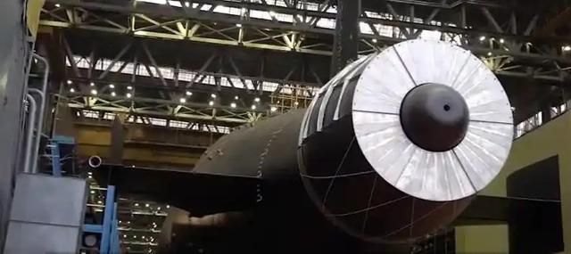 俄罗斯大杀器曝光！俄新型特种核潜艇下水，可载6枚巨型核鱼雷！