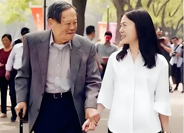 杨振宁告别仪式上，49岁翁帆近照曝光，原来杜致礼亲妹真的没说错
