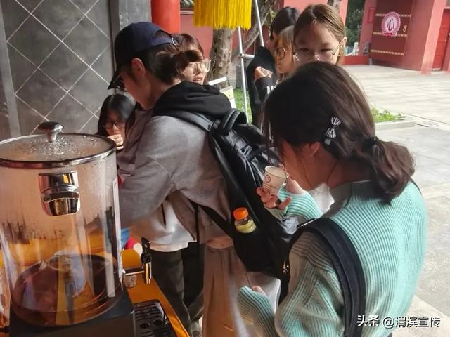 国庆游炎帝陵 热闹又暖心 外地游客齐点赞:这碗中药饮太贴心了!