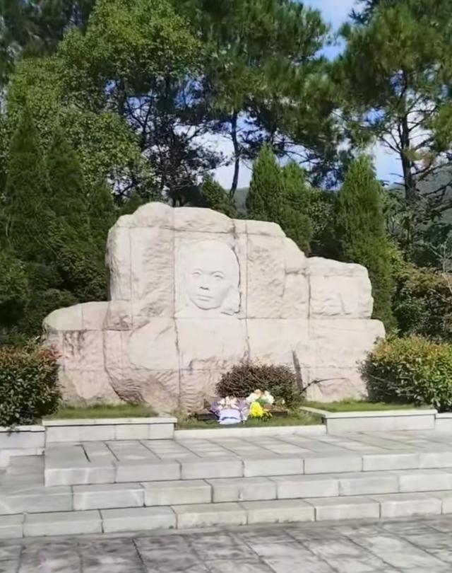 同为《沉默的荣耀》主角	，吴石和朱枫的墓前大相径庭、相差悬殊