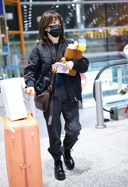 赵薇母女现身北京机场	，15岁女儿一头黄毛，穿搭比50岁妈妈还成熟