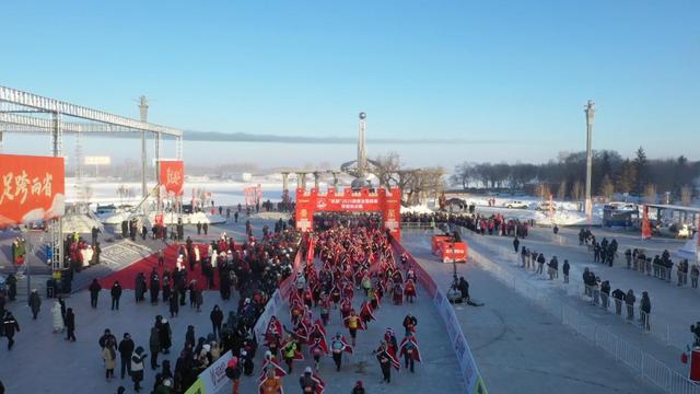 黑河市冰雪狂欢季暨“冰超”黑蒙极寒穿越挑战赛在嫩江盛大启幕