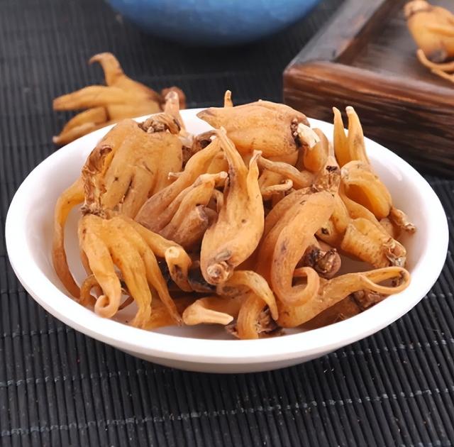 1株就犯法！四川女游客采一把“手参”，被阻拦后说很多人都在摘