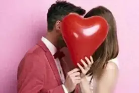 男人最喜欢亲吻女人哪里 3大部位让男人着迷图片
