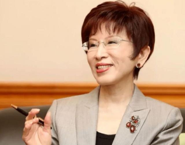 国民党下一任主席毫无悬念？票数大幅领先，关键时刻，张亚中通告全岛：两岸是一家人