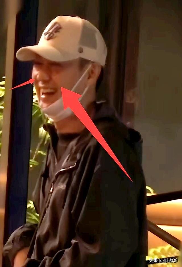 辛柏青消失五个月现身一个举动败坏好感，身边长发美女引人热议