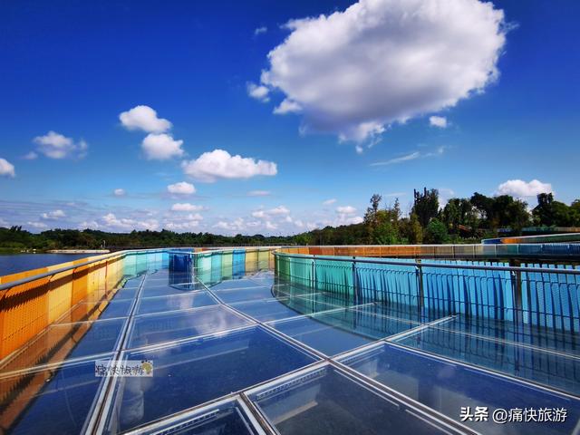 这座自贡宝藏公园不仅有水上玻璃栈道，更有“水帘长廊”瀑布！